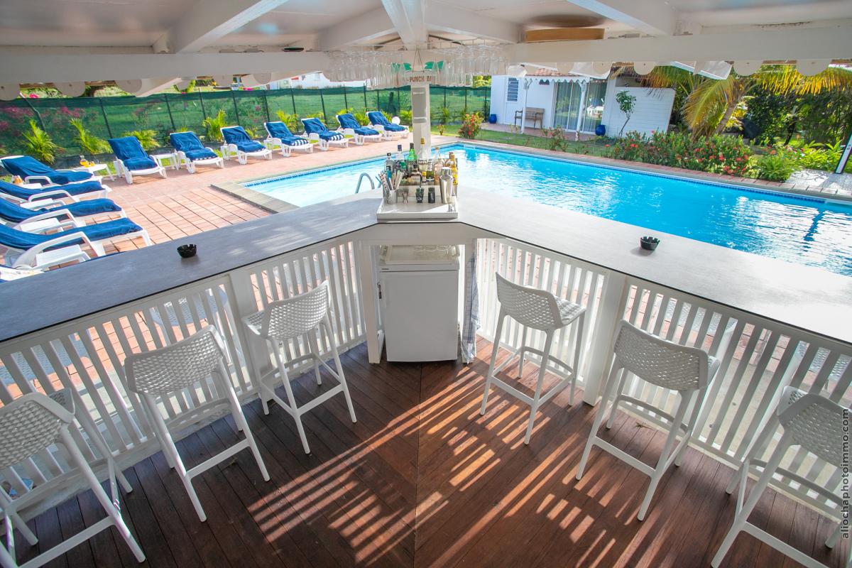 7 Location-villa-Martinique_Terrasse bar extérieur